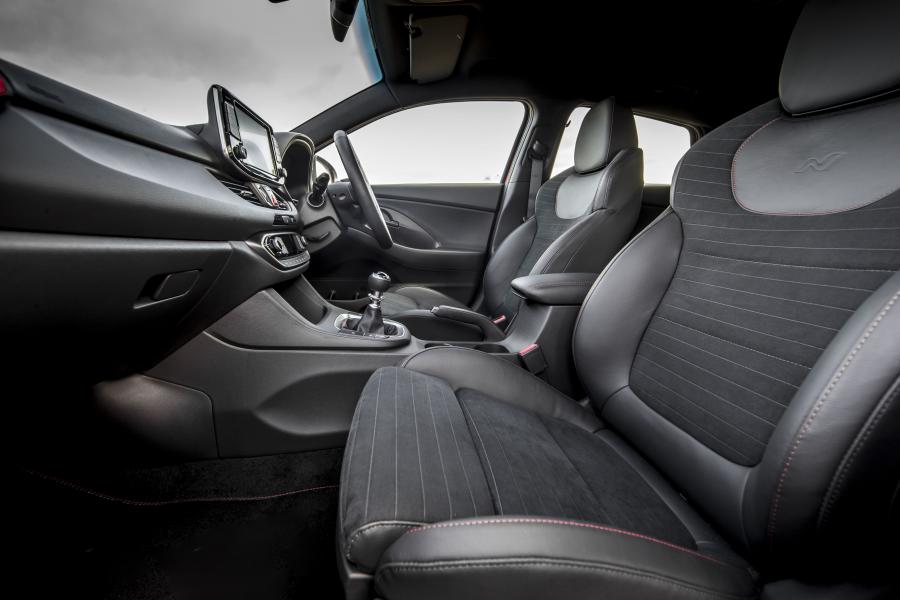 Интерьер Hyundai i30 Fastback N (PD) 2019 года  (UK) (фото 14 из 40)